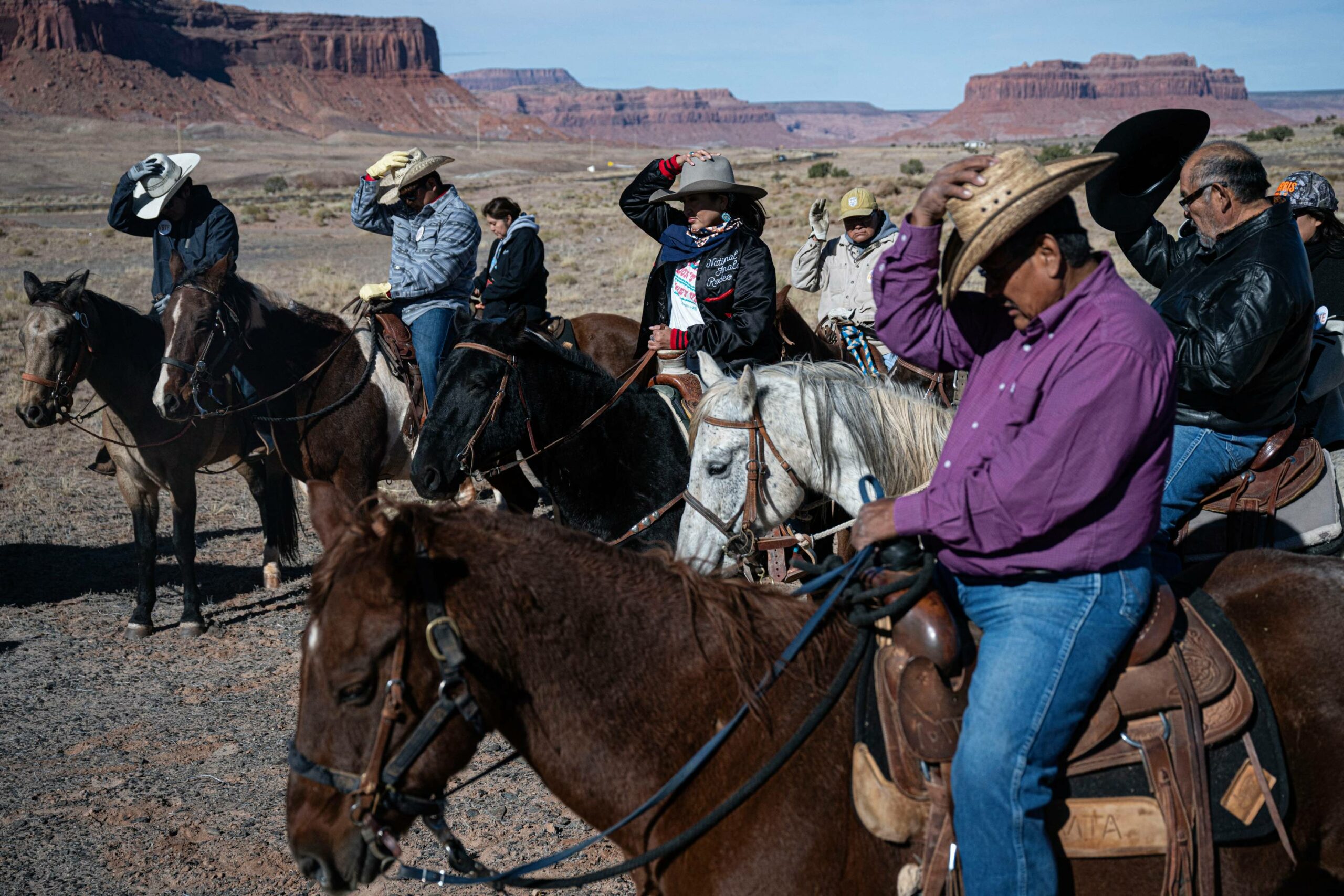 Navajos lutam por reconhecimento e justiça em suas terras ancestrais Indígenas navajo indo votar a cavalo na eleição presidencial de 2024. A comunidade votou em peso em Kamala Harris e agora amarga um novo mandato de Trump (Foto: Ernesto Benavides/AFP)