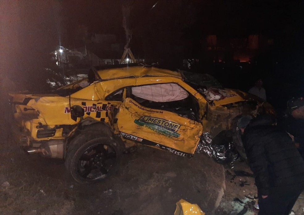 Vítimas estavam no Camaro que bateu em outro veículo em Almirante Tamandaré (Foto: Polícia Rodoviária Estadual - PRE)