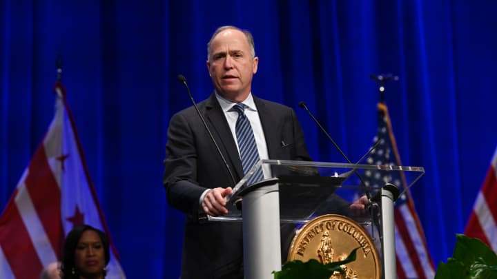 O Procurador-Geral do DC, Brian L. Schwalb, fala durante uma cerimônia de posse do prefeito e do Conselho do DC no Walter E. Washington Convention Center na segunda-feira, 2 de janeiro de 2023, em Washington, DC. (Foto: Matt McClain | The Washington Post | Getty Images)