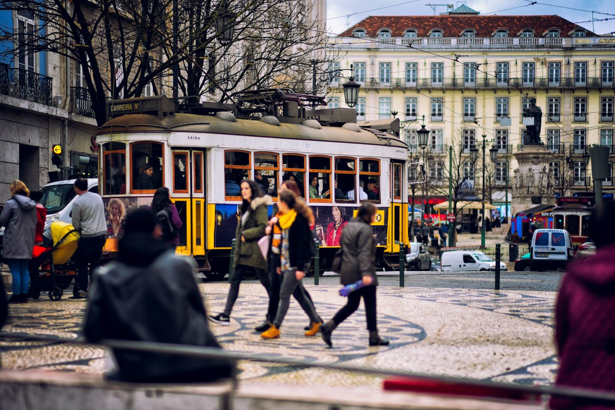 CVM investiga ações da Ambipar, Master e Tanure no polêmico Gilmarpalooza Pedestres caminham no centro de Lisboa (Foto: Davide Castaldo/Unsplash)