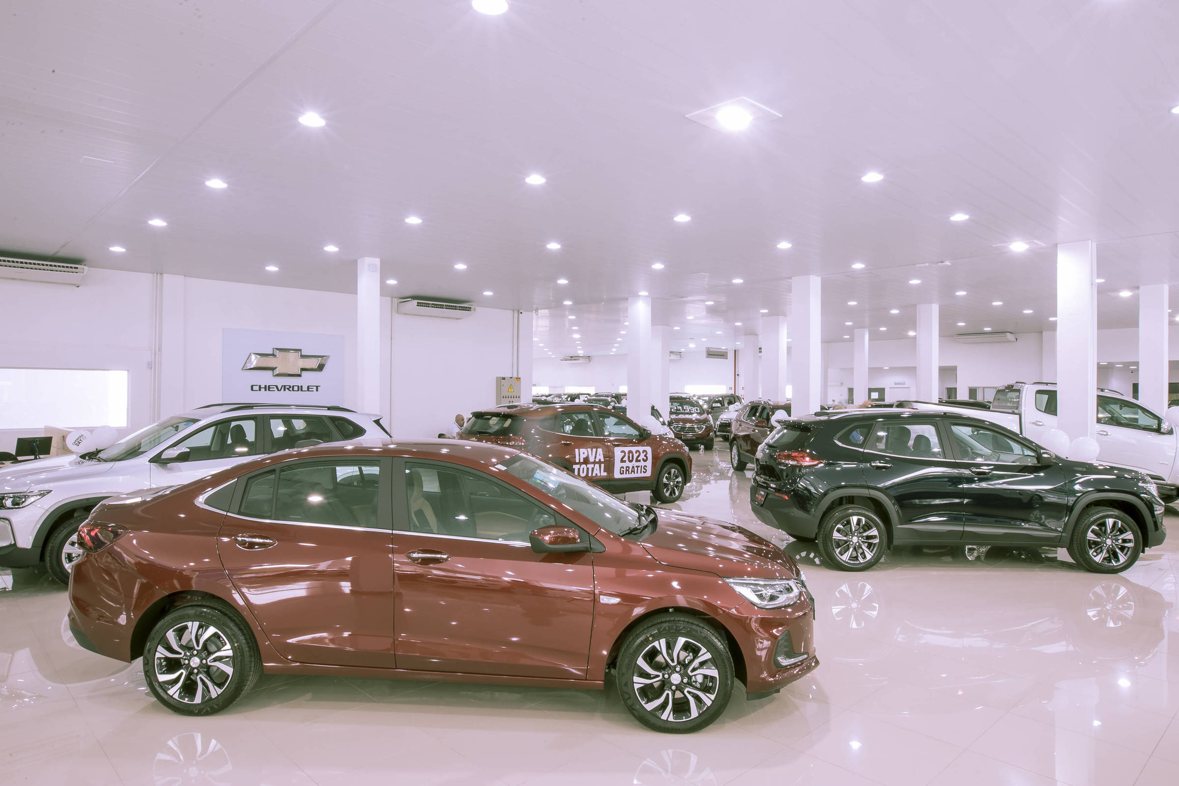 Montadoras lançam ofertas enquanto esperam novas regras de tributação Carros em concessionária Chevrolet na zona norte de São Paulo (Foto: Reprodução)