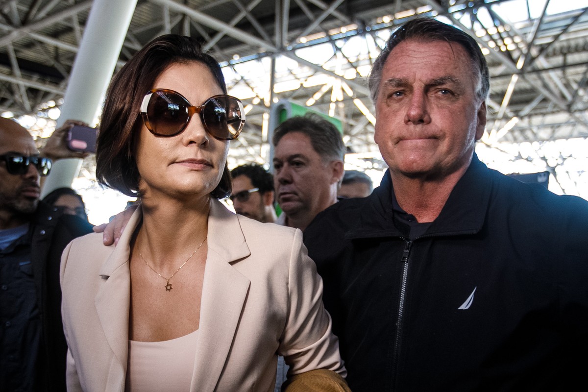 Michelle solicita apoio do PL para garantir saúde de Bolsonaro Jair Bolsonaro acompanha ao aeroporto de Brasília Michelle Bolsonaro que embarca para a posse do novo presidente dos Estados Unidos, Donald Trump. (Foto: Brenno Carvalho / Agência O Globo)