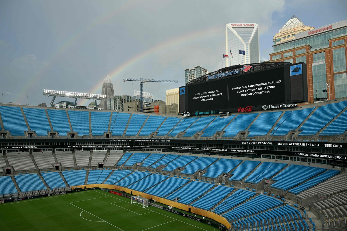 Copa do Mundo de Clubes pode ter paralisações por tempestades em 2026 Estádio Bank of America, em Charlotte, foi evacuado por ameaça de raios no jogo entre Chelsea e Benfica, pelas oitavas de final (Foto: ANGELA WEISS / AFP)
