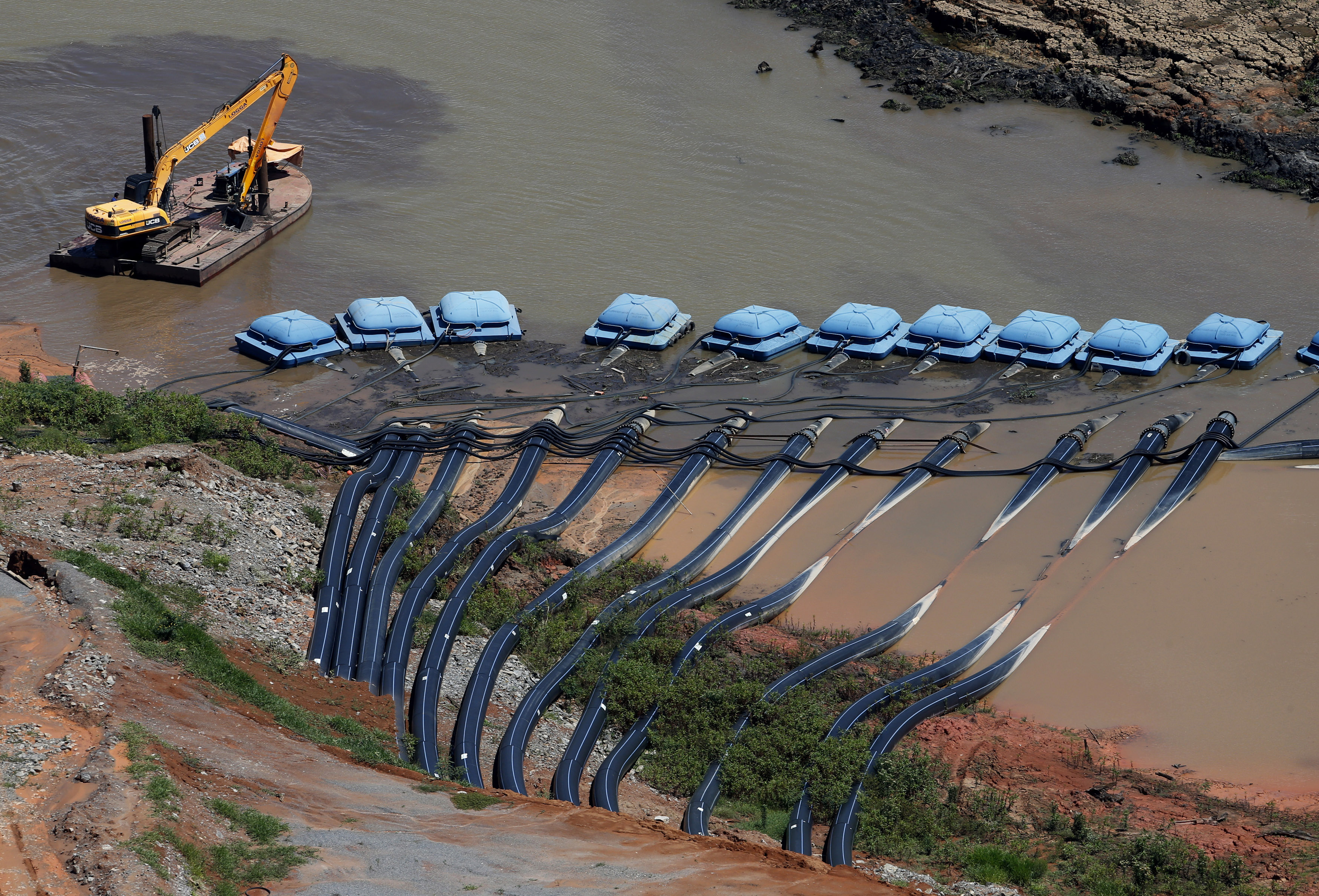 Equipamentos de empresa de saneamento básico, em Bragança Paulista (SP) - 12/02/2015 (Foto: REUTERS/Paulo Whitaker)