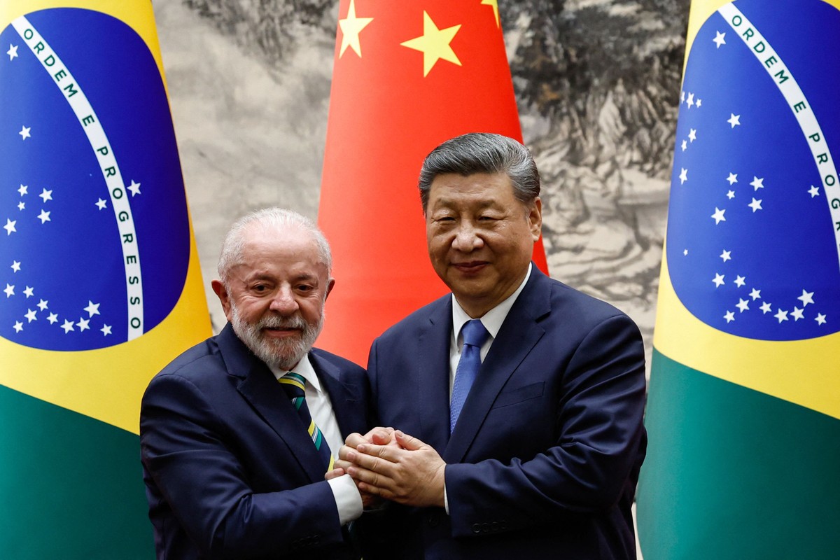 Governo Lula vê tarifas de Trump como fator de aproximação com a China Presidentes Luiz Inácio Lula da Silva e o chinês, Xi Jinping (Foto: TINGSHU WANG / POOL / AFP)