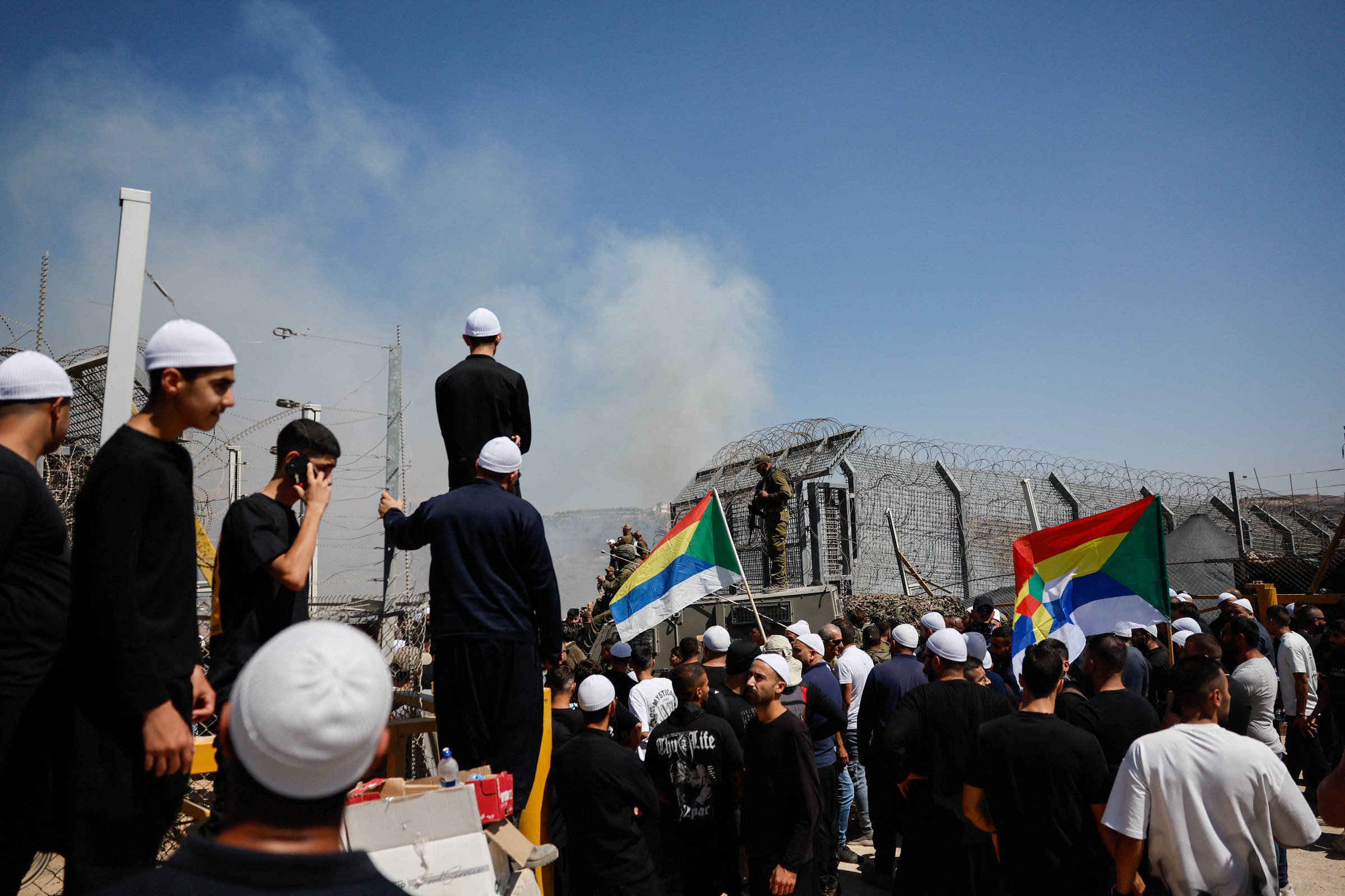 Drusos ameaçam entrar na Síria se massacre no Líbano e Israel continuar Drusos israelenses cruzam a fronteira com a Síria durante confrontos no país árabe (Foto: Ammar Awad - 16.jul.25/Reuters)