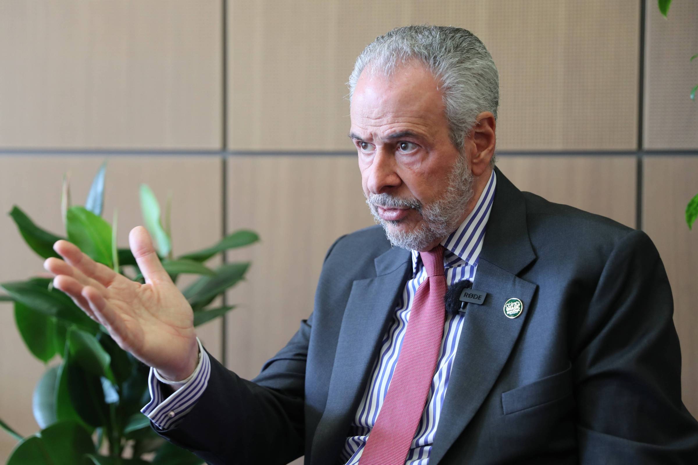 Brasil deve se unir para garantir sucesso da COP em Belém, afirma presidente da conferência André Corrêa do Lago, presidente da COP30, durante reuniões climáticas em Bonn, Alemanha (Foto: Du Zheyu - 19.jun.25/Xinhua)