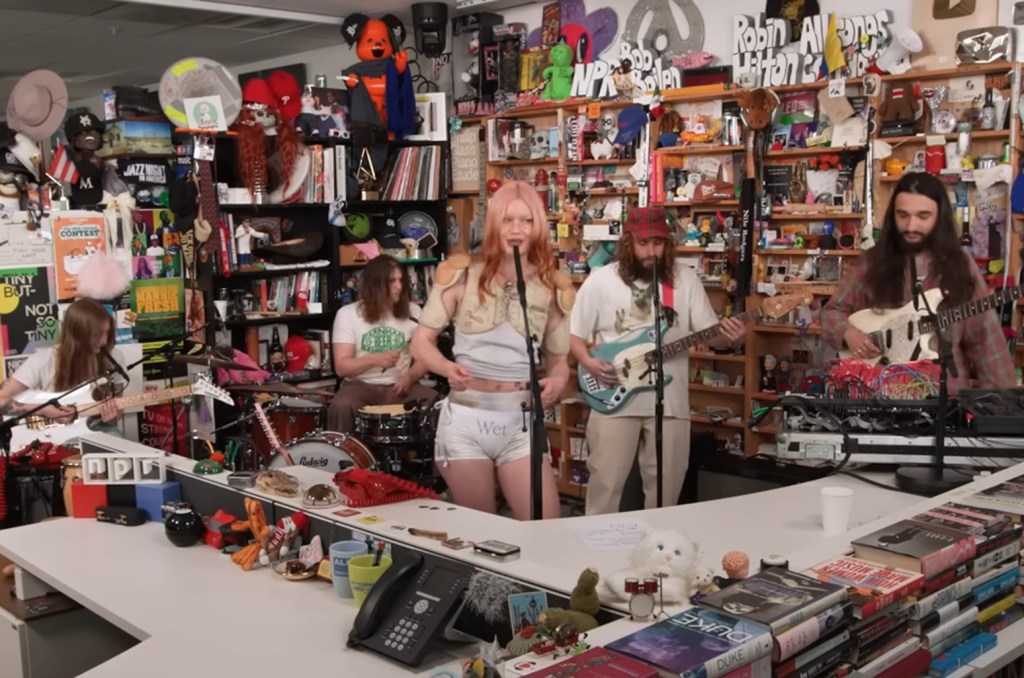 Wet Leg apresenta novas músicas do álbum 'Moisturizer' em show da NPR Wet Leg apresentou seu próximo LP, 'Moisturizer' (11 de julho), com um set de quatro músicas no NPR Tiny Desk Concert focado em canções de seu segundo álbum. (Foto: Reprodução)