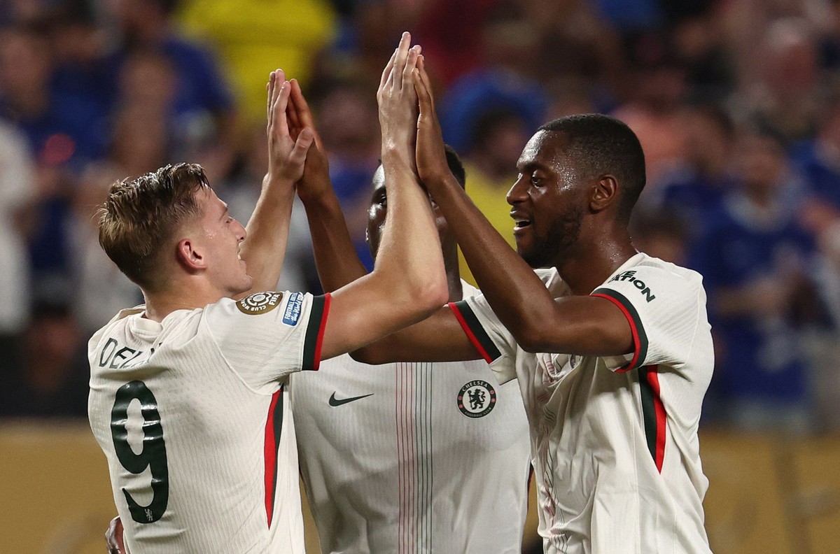 Chelsea vence Espérance com facilidade e avança no Mundial de Clubes Autores de dois dos três gols do Chelsea, Delap e Tolsin comemoram vitória contra o Espérance (Foto: FRANCK FIFE / AFP)