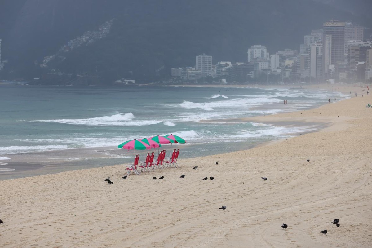 Praia de Ipanema vazia na última segunda-feira, de frio e chuva — Foto: Márcia Foletto/Agência O Globo