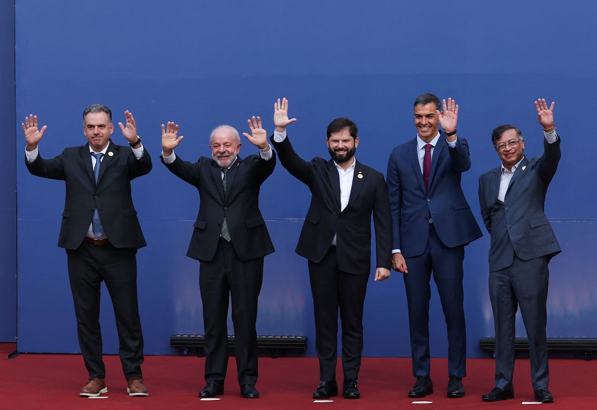 Sánchez critica a direita no Chile e defende combate à 'internacional do ódio' Presidentes do Uruguai, Yamandú Orsi; do Brasil, Luís Inácio Lula da Silva; do Chile, Gabriel Boric; o presidente do Governo, Pedro Sánchez; e o presidente da Colômbia, Gustavo Petro, na cúpula "Democracia sempre" em Santiago do Chile, nesta segunda-feira. (Foto: Pablo Sanhueza (REUTERS))