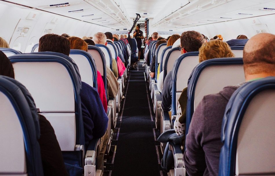 Interior de aeronave com passageiros (Foto: Kelly/Pexels)