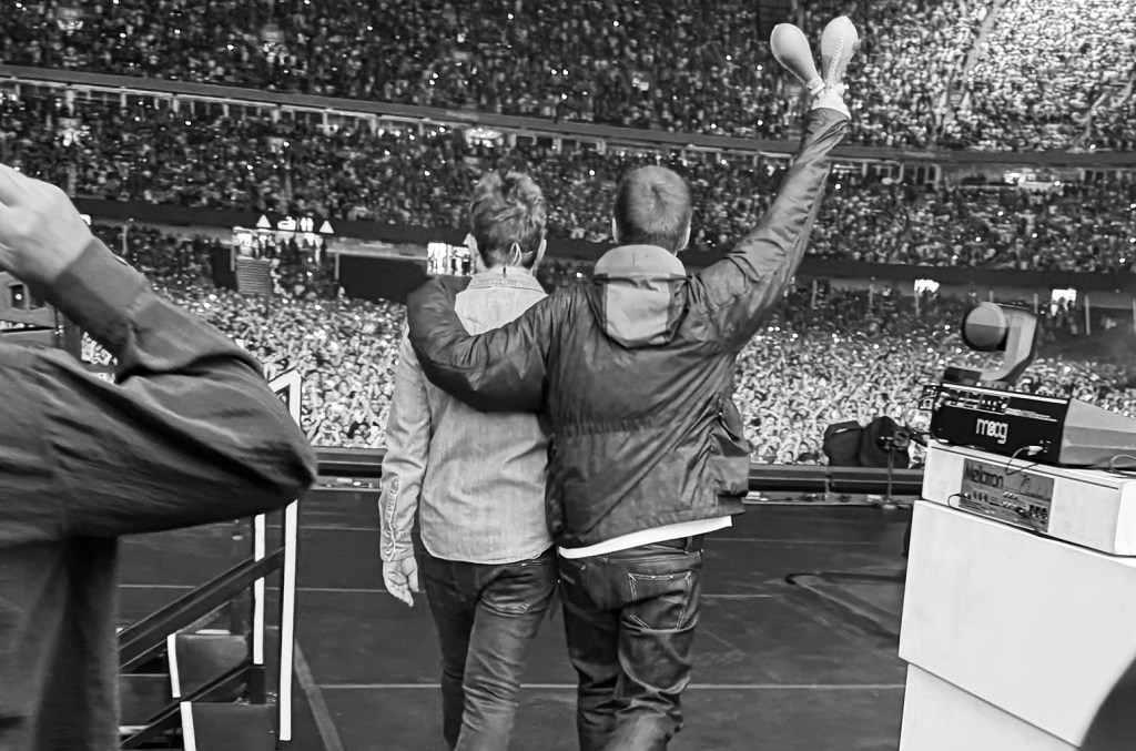 Noel Gallagher atribui reencontro do Oasis a inspiração de 'Bonehead' Noel Gallagher creditou o guitarrista Paul 'Bonehead' Arthurs por inspirar a recém-lançada turnê de reunião do Oasis durante o segundo show em Gales no sábado. (Foto: Reprodução)