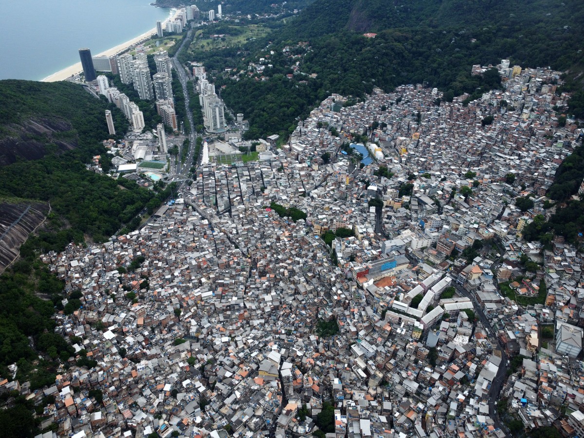 A favela da Rocinha vista do alto: comunidade é dominada pelo Comando Vermelho, maior facção do tráfico no Rio (Foto: Custodio Coimbra)