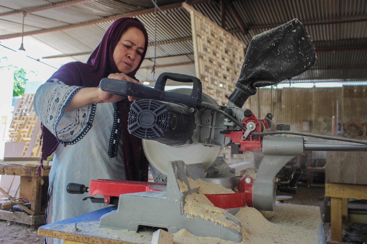 Carpinteiras, jogadoras de futebol e donas de restaurantes: vale do Paquistão tem revolução feminina (Foto: Manzoor Balti/AFP)