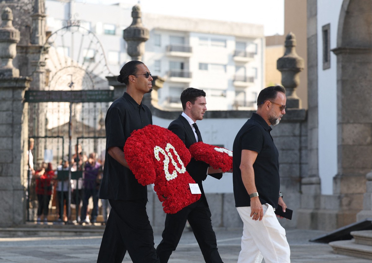 Liverpool homenageia Diogo Jota ao pagar contrato e aposentar camisa 20 Virgil van Dijk e Andy Robertson chegam para enterro de Diogo Jota e André Silva (Foto: FILIPE AMORIM / AFP)