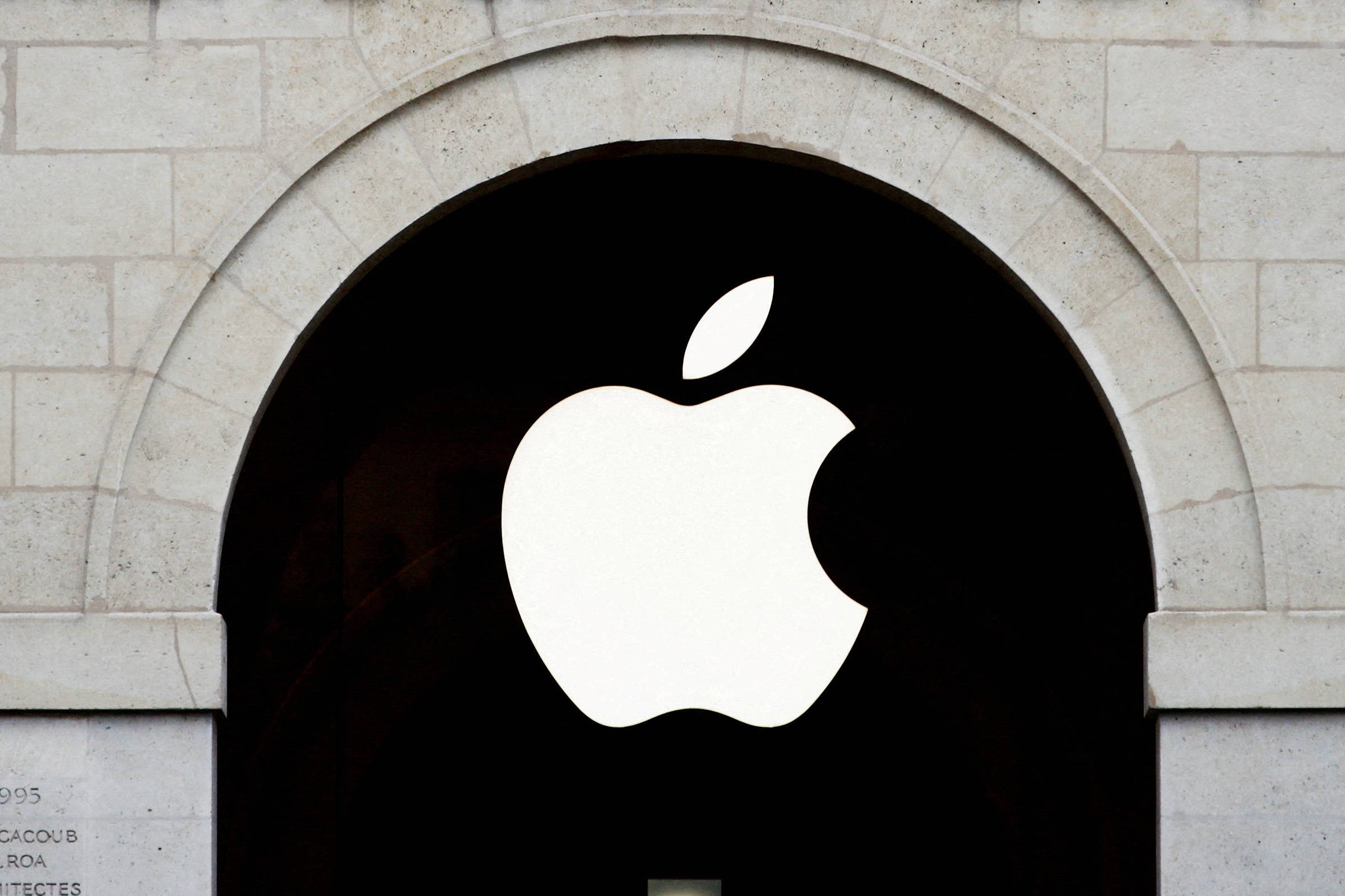 Cade recomenda punição à Apple por práticas anticompetitivas no iOS Logo da Apple em loja da marca em Paris (Foto: Gonzalo Fuentes/Reuters)