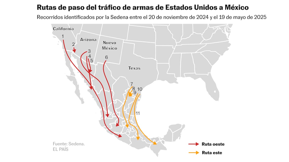 México denuncia inação dos EUA no combate ao tráfico de armas para cartéis Um agente da polícia estatal recolhe armas apreendidas após uma apresentação à imprensa, em Tijuana. (Foto: Guillermo Arias/AP)