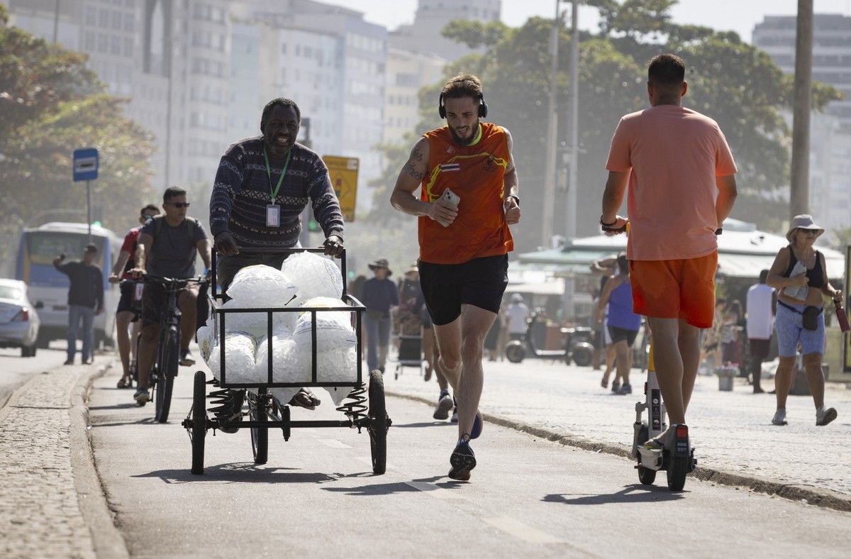 Acidente com patinete em Copacabana levanta questões sobre fiscalização nas ciclovias Apesar da proibição, muitos usuários andam juntos no patinete e não usam capacetes. (Foto: Márcia Foletto / Agência O Globo)