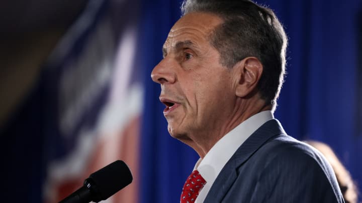 Andrew Cuomo se candidata como prefeito independente de Nova York após derrota Andrew Cuomo, ex-governador de Nova York e candidato a prefeito da cidade de Nova York, fala durante seu comício na noite da eleição primária na cidade de Nova York, EUA, em 24 de junho de 2025. (Foto: Kylie Cooper | Reuters)
