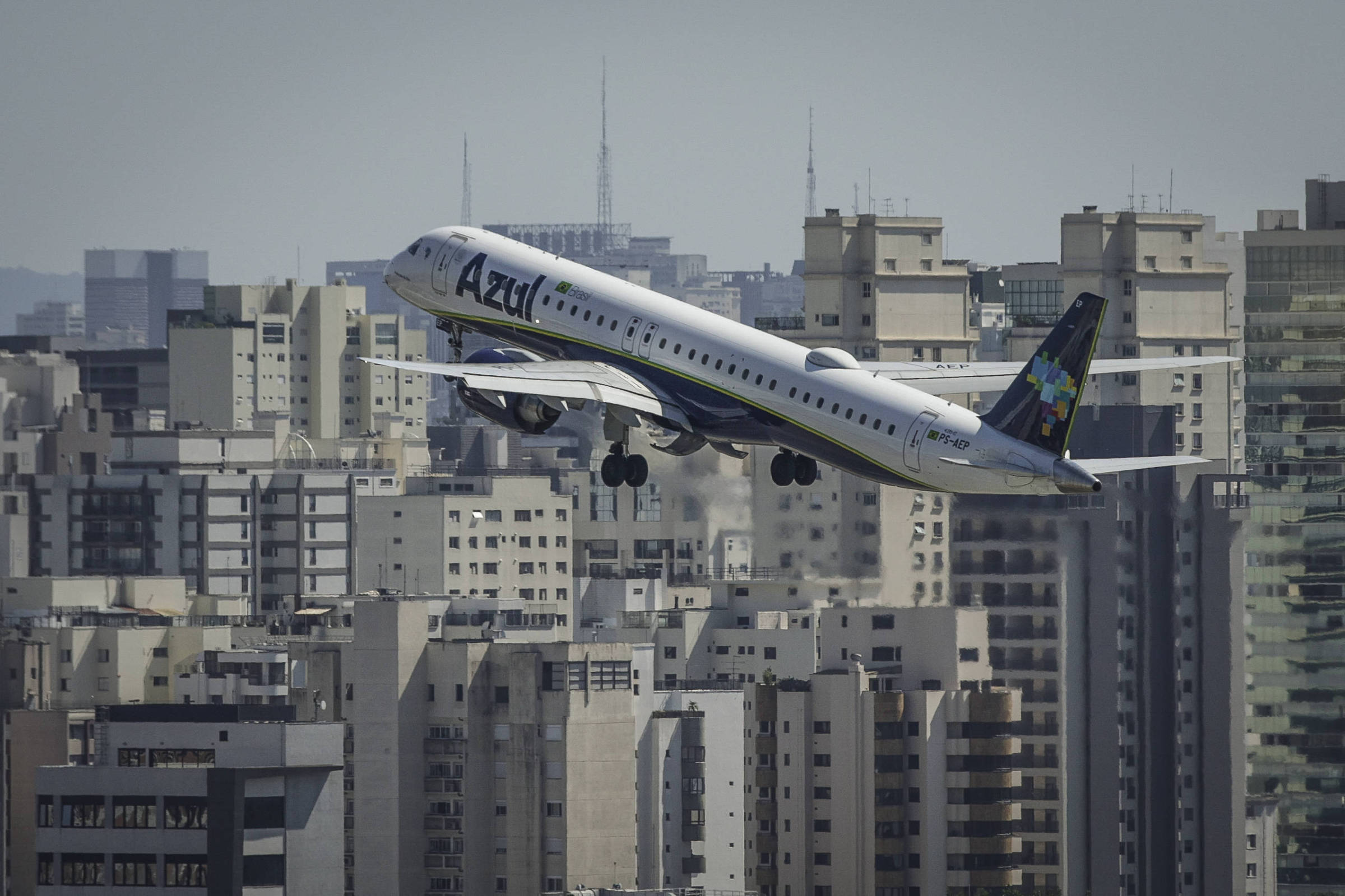 Azul recebe autorização judicial nos EUA para financiamento de US$ 1,6 bilhão Avião da Azul no aeroporto de Congonhas (Foto: Bruno Santos/Folhapress)