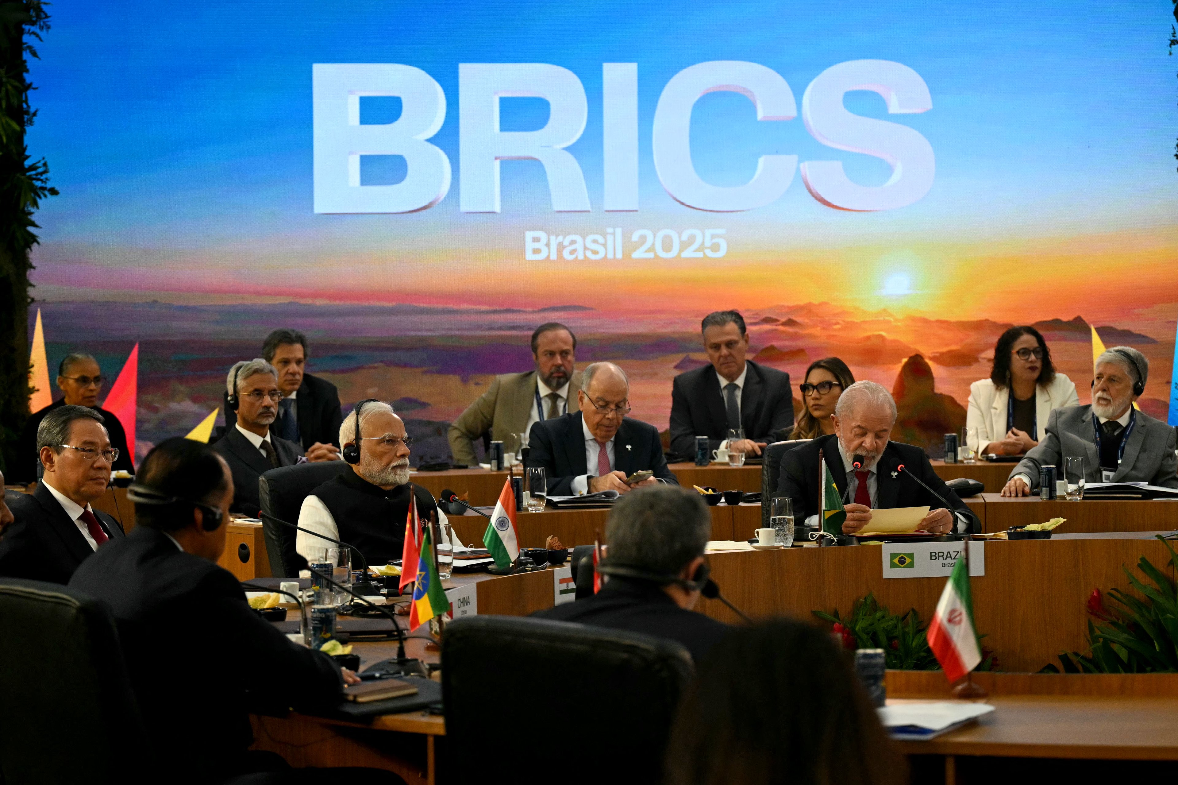 Brics defende multilateralismo e desafia a postura de Trump na política global Reunião do Brics, no Rio de Janeiro, durante discurso do presidente Lula (Foto: Mauro Pimentel/AFP)
