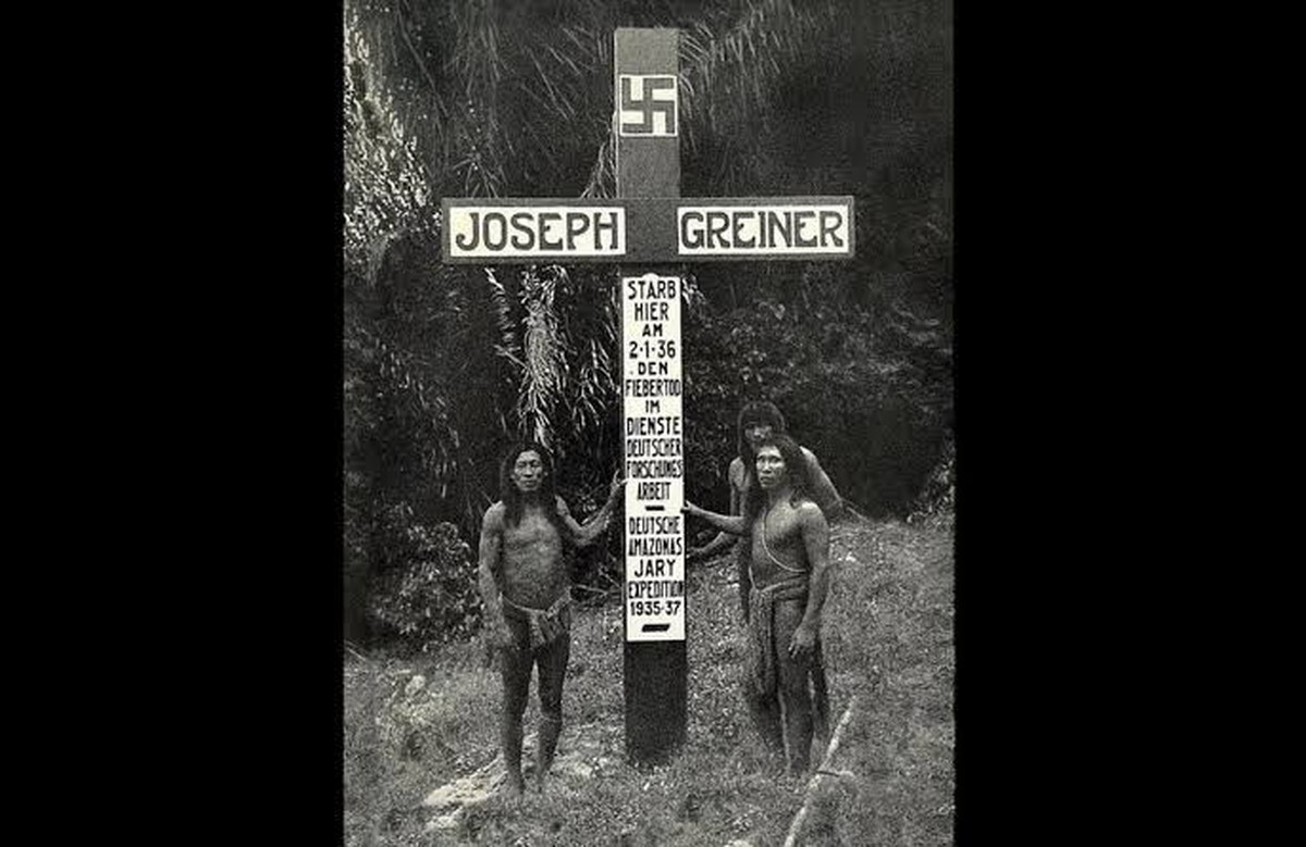 Documentário revela interesse de Hitler pela Amazônia e sua conexão com a suástica Cruz com a suástica nazista fincada na floresta amazônica — Foto: Divulgação