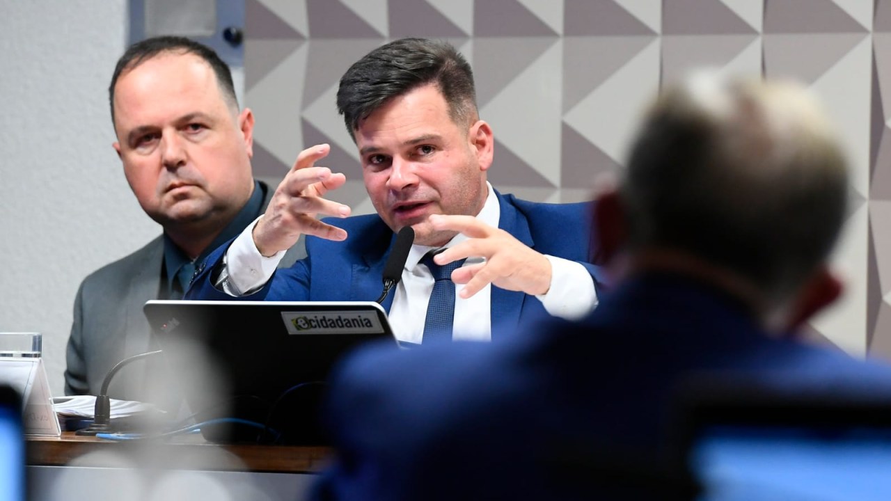 Defesa de ex-diretor da PRF solicita proteção contra medidas de Moraes Silvinei Vasques e seu advogado, Eduardo Nostrani, durante depoimento do ex-chefe da PRF à CPMI do 8 de Janeiro (Foto: Marcos Oliveira/Agência Senado)