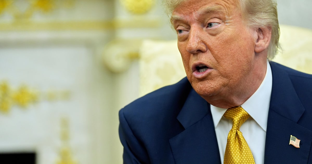 Trump desloca submarinos nucleares para pressionar Rússia diante de tensões globais Trump no Salão Oval da Casa Branca: ameaças à Rússia (Foto: Alex Brandon/AP)
