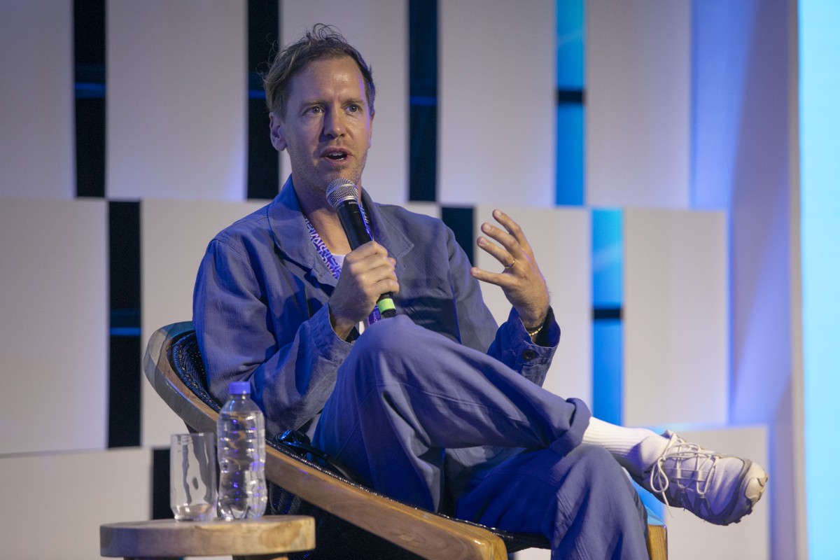 Vettel elogia Bortoleto e pede cautela em seu desempenho na F1 Tetracampeão mundial de Fórmula 1, o alemão Sebastian Vettel dá palestra na Rio Inovation Week (Foto: divulgação)