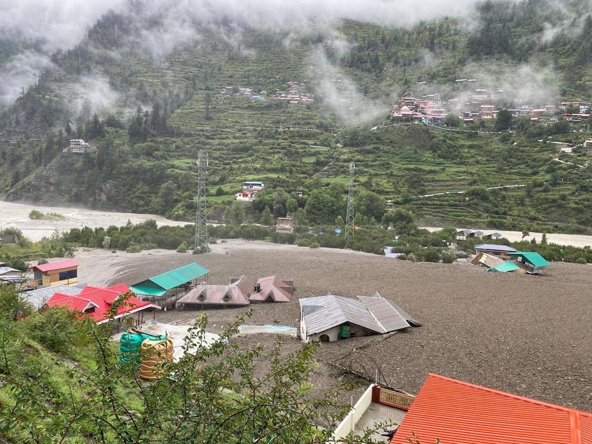 Quatro mortos e dezenas de desaparecidos em enchente no Himalaia indiano Decenas de casas cobertas de água e barro este terça-feira em Dharali, Uttarakhand, Índia. (Foto: Indian Army Central Command via REUTERS)