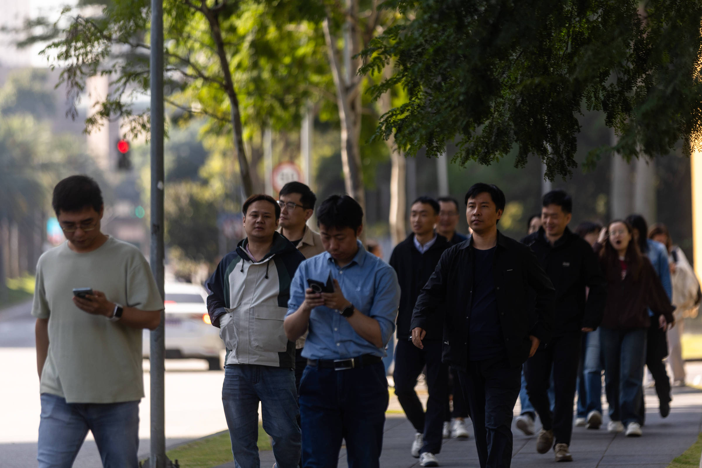 Brasil vê aumento de três vezes na importação de mão de obra da China Funcionários de empresas chinesas na avenida Dr. Chucri Zaidan, no bairro Chácara Santo Antônio, zona sul de São Paulo (Foto: Rafaela Araújo/Folhapress)