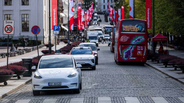 Noruega lidera na adoção de veículos elétricos com políticas inovadoras Os veículos elétricos Tesla Model Y da Oslo Taxi (L) e NIO ET5 da Nio Inc, uma fabricante chinesa de automóveis elétricos, circulam pela capital norueguesa, Oslo, em 27 de setembro de 2024. (Foto: Jonathan Nackstrand | Afp | Getty Images)