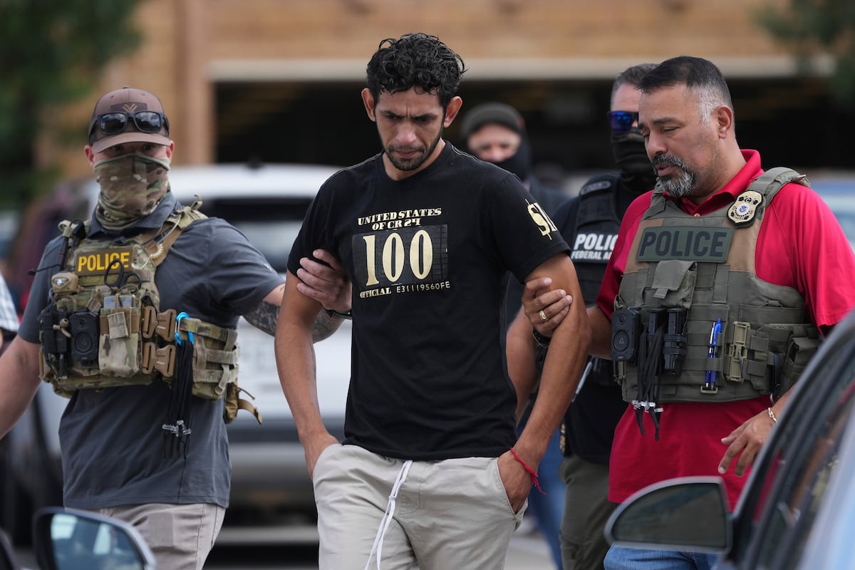 Agentes federais escoltam a um jovem venezuelano, o 28 de julho de 2025, em San Antonio. (Foto: Eric Gay/AP)