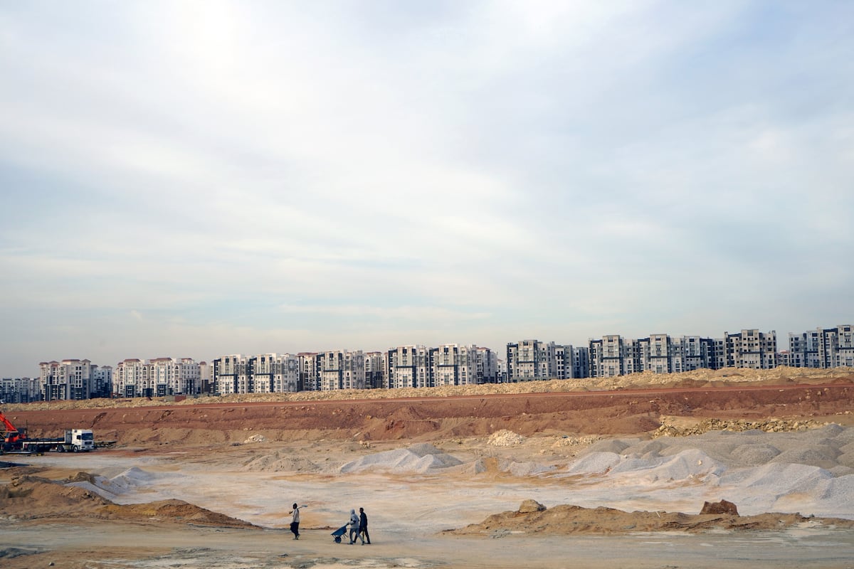 Obras em um dos distritos residenciais da Nova Capital Administrativa do Egito pouco depois de começar sua construção em 2018. (Foto: Marc Español)