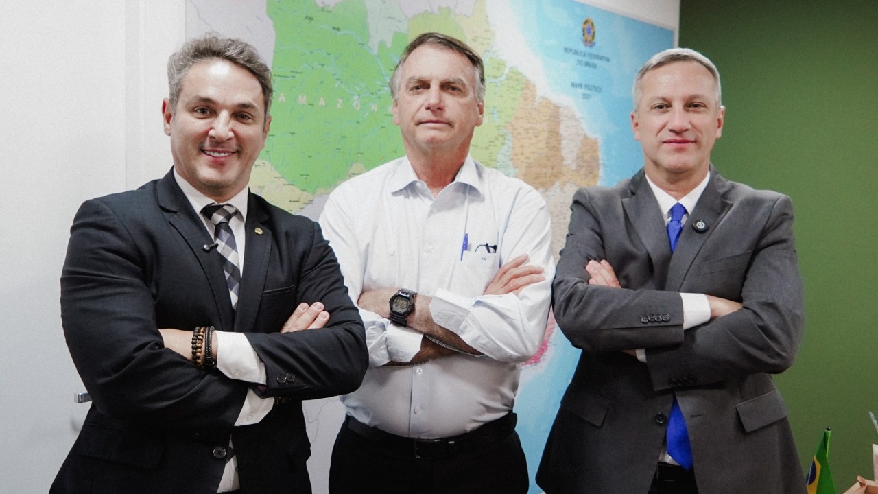 Deputado federal e líder da oposição na Câmara, Luciano Zucco, o ex-presidente Jair Bolsonaro e o deputado federal Sanderson (Partido Liberal/Divulgação) (Foto: Partido Liberal/Divulgação)