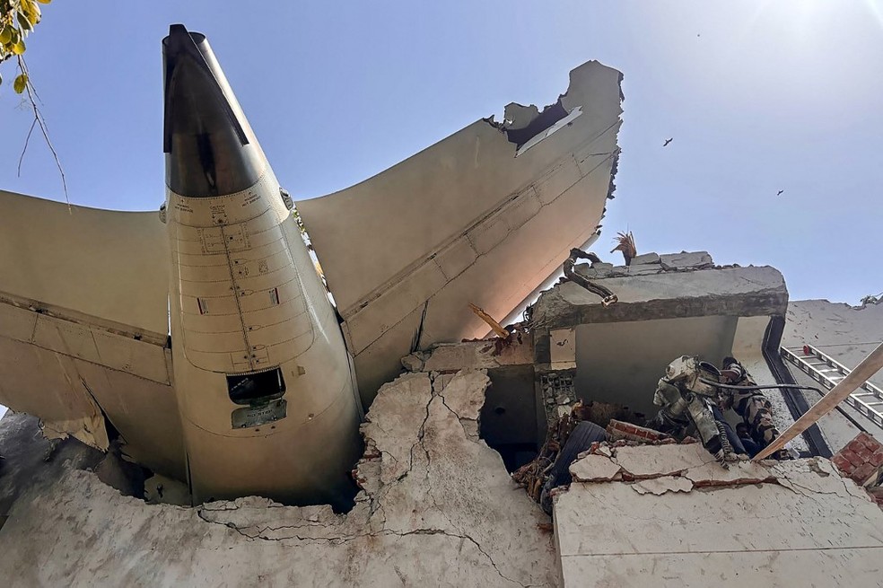 Investigação aponta possível corte acidental de combustível em queda de avião na Índia Cauda de avião da Air India que caiu em Ahmedabad, na Índia, encravada em prédio em 12 de junho de 2025. (Foto: CENTRAL INDUSTRIAL SECURITY FORCE/Handout via AFP)