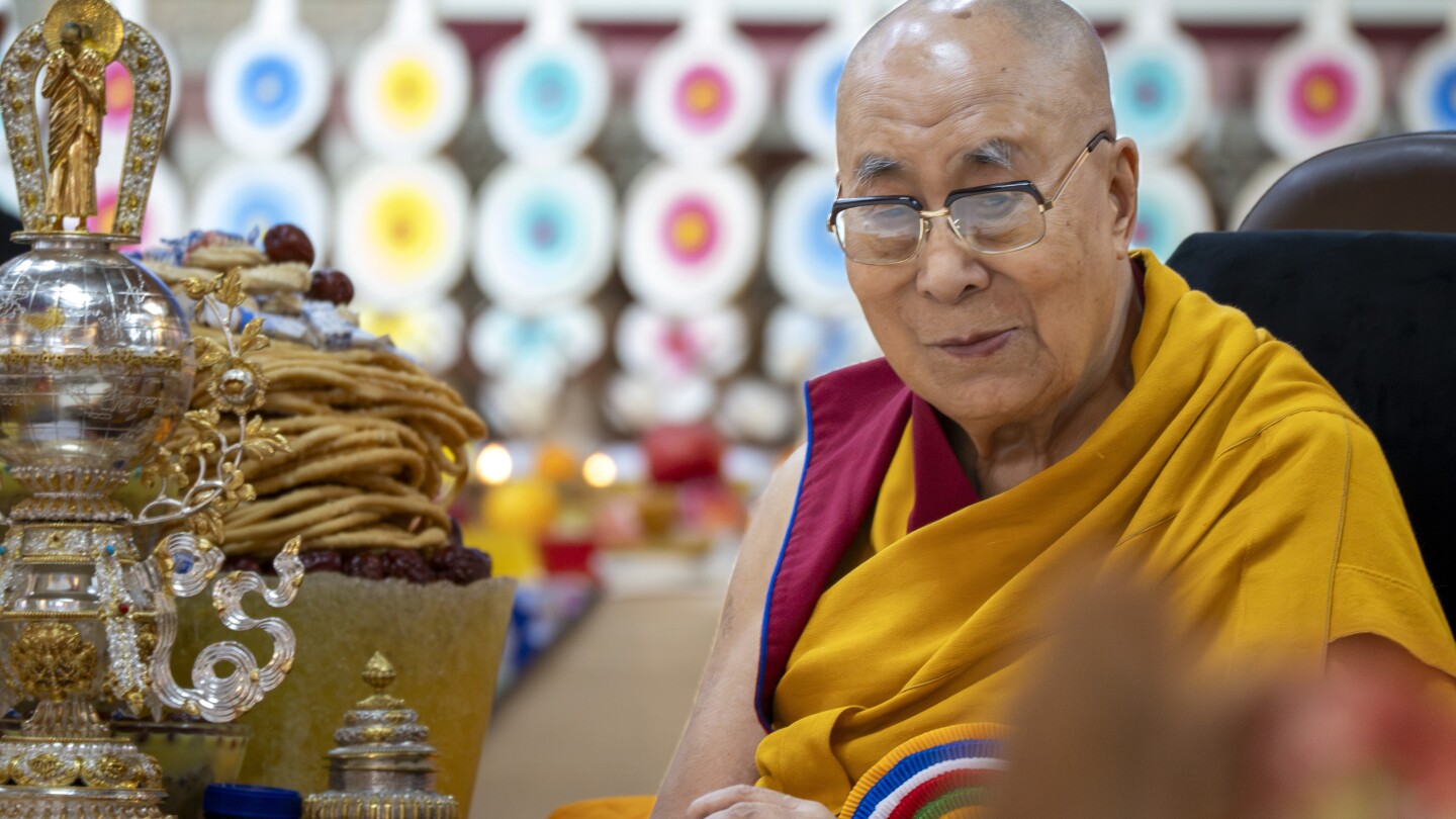 Líder espiritual tibetano, o Dalai Lama, participa de um evento celebrando seu 90º aniversário de acordo com o calendário tibetano no templo Tsuglakhang em Dharamshala, Índia, na segunda-feira, 30 de junho de 2025, antes de seu aniversário segundo o calendário gregoriano em 6 de julho. (Foto: AP Photo/Ashwini Bhatia)