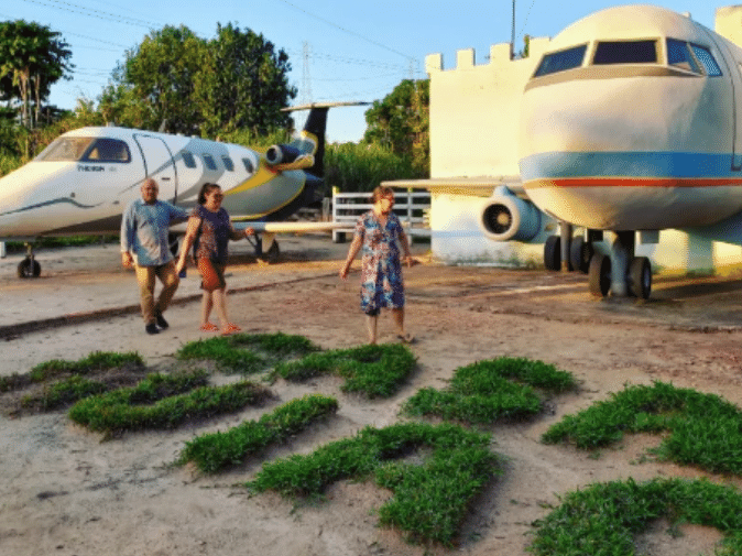 Homem constrói aviões em casa após não conseguir comprá-los Turistas conhecem as réplicas das aeronaves da Casa Avião, construída em Porto Velho, Rondônia (Foto: Divulgação)