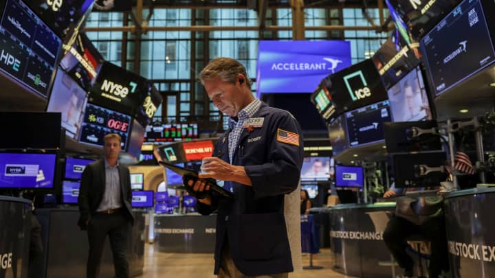 Futuros de ações permanecem estáveis enquanto investidores aguardam decisões do Fed Traders trabalham no pregão da Bolsa de Valores de Nova York (NYSE) na cidade de Nova York, EUA, em 25 de julho de 2025. (Foto: Jeenah Moon | Reuters)