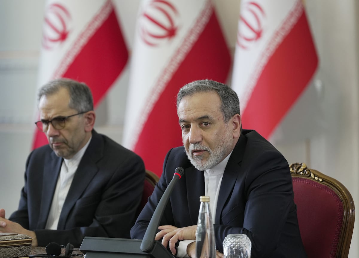 O ministro iraní de Asuntos Exteriores, Abbas Araghchi, durante uma reunião com embaixadores estrangeiros em Teerã no dia 12. (Foto: HAMID FOROOTAN / IRANIAN FOREIGN MINISTRY / HANDOUT - EFE)