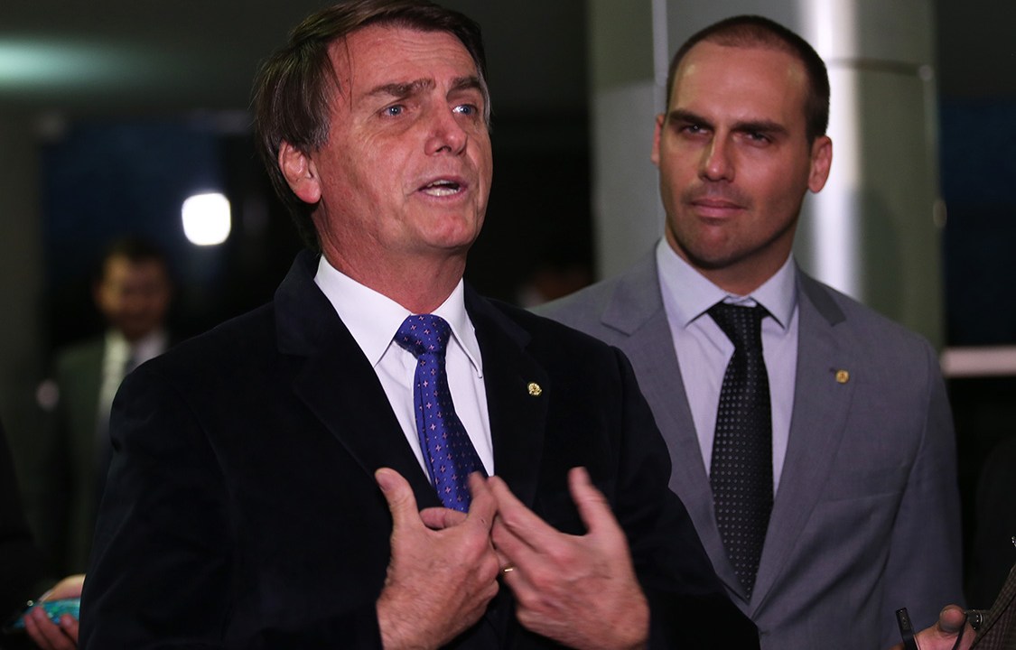 Jair Bolsonaro e seu filho, Eduardo Bolsonaro (Foto: Fábio Rodrigues Pozzebom/Agência Brasil)