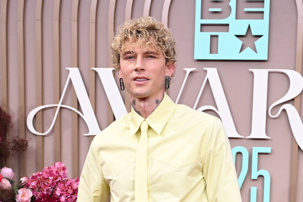 Machine Gun Kelly diz que as pessoas só fingem "odiar" ele para "se encaixar" com outros "conformistas." (Foto: Reprodução)