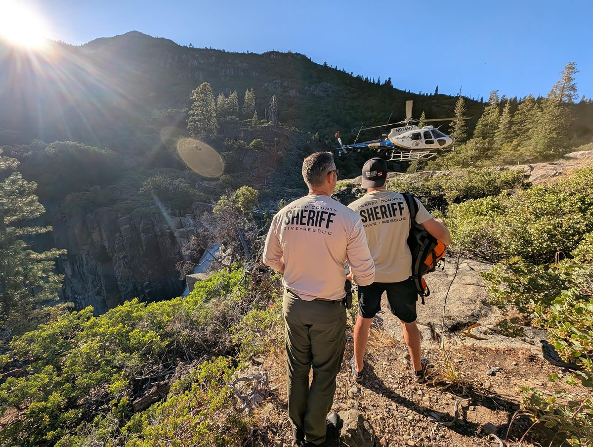 Trilheiros são encontrados mortos após desaparecimento em cachoeira nos EUA Corpos de três trilheiros que pularam em cachoeira perto do Lago Tahoe são encontrados nos EUA (Foto: Escritório do Xerife do Condado de Placer)
