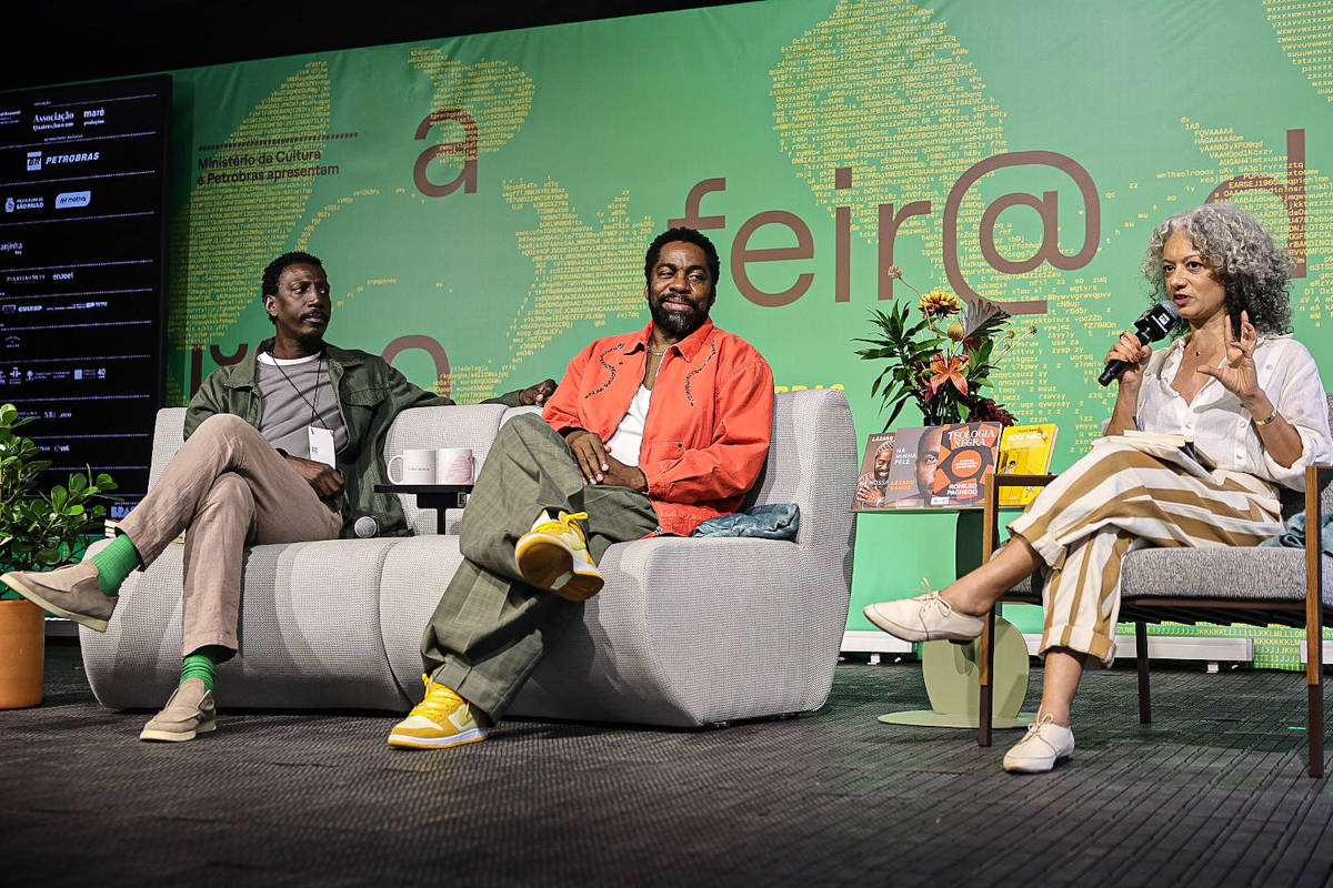 Lázaro Ramos e Ronilso Pacheco debatem religião e cultura negra em evento especial Ronilso Pacheco, Lázaro Ramos e a mediadora Adriana Ferreira Silva no último dia de Feira do Livro, em São Paulo (Foto: Rafaela Araújo/Folhapress)