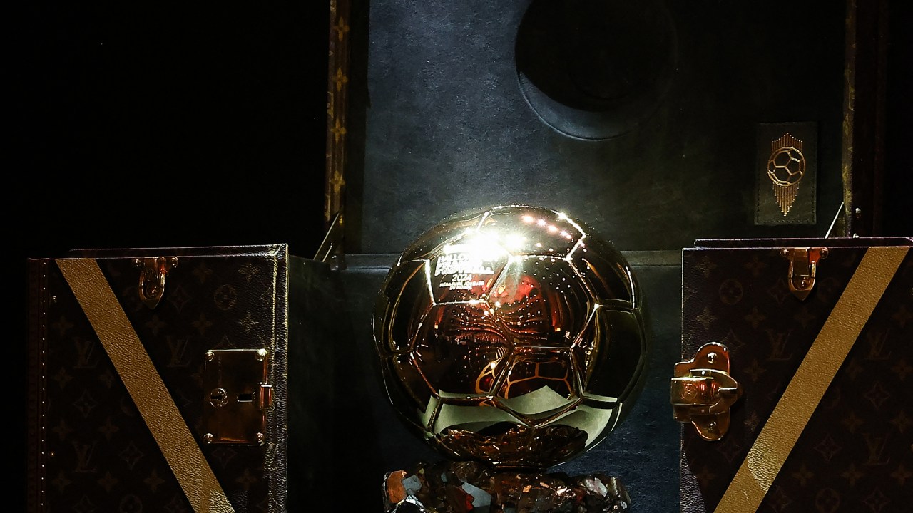 O troféu do prêmio Bola de Ouro: oito brasileiros na disputa (Foto: Franck Fife/AFP)