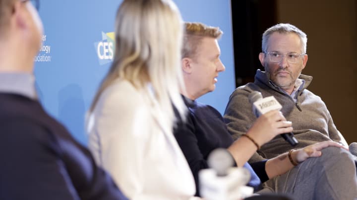 Jeff Green, fundador, CEO e presidente da The Trade Desk, e Andrew Wallenstein, presidente e analista-chefe de mídia da Variety Intelligence Platform, falam no palco sobre "O Novo Normal da Publicidade: Unificando Streaming e Identidade em 2023" durante o Variety Entertainment Summit na CES, no Aria Resort & Casino, em 6 de janeiro de 2023, em Las Vegas, Nevada. (Foto: Greg Doherty | Variety | Getty Images)