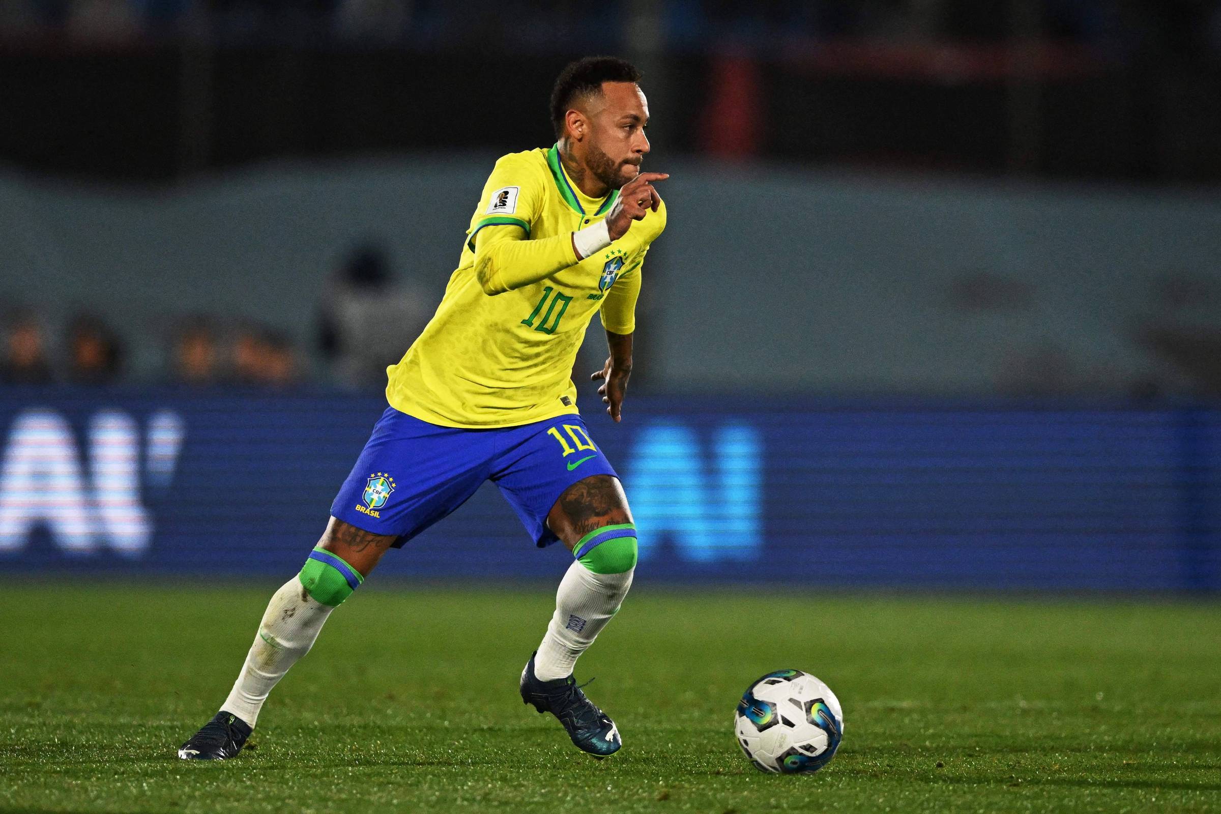 Neymar em partida pela seleção brasileira contra o Uruguai, pelas Eliminatórias (Foto: Eitan Abramovich - 17.out.23/AFP)