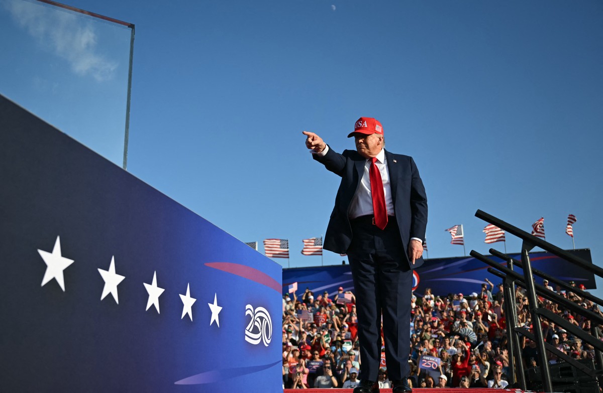 Trump alerta que países do Brics sofrerão consequências por atacar o dólar Donald Trump, presidente dos EUA, disse que o 'dólar é rei' e que vai trabalhar para a moeda americana não ser substituída como referência no comércio global (Foto: AFP)
