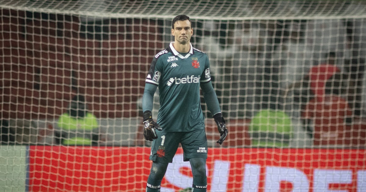 Goleiros enfrentam mais lesões enquanto juízes ultrapassam limites em campo Léo Jardim foi expulso neste domingo após retardar reinício de jogo contra o Internacional. (Foto: Dikran Sahagian/Vasco)